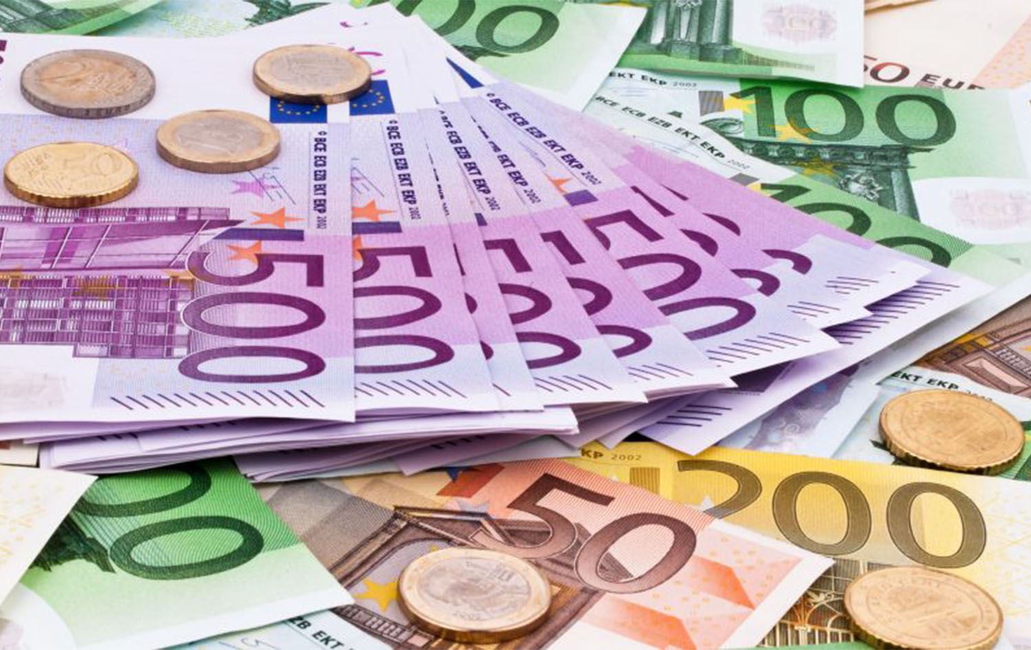 اليورو يهبط إلى أدنى مستوياته في 20 عاماً مقابل الدولار